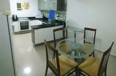 Sobrado 320m2, 3 dormitórios, 1 suíte com closet, quintal, 3 vagas, na aclimação.
