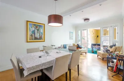 Sobrado 320m2, 3 dormitórios, 1 suíte com closet, quintal, 3 vagas, na aclimação.