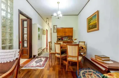 Casa com 3 dormitórios, 1 suíte, 2 banheiros e 2 vagas na saúde.