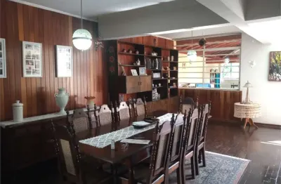 Casa terrea com 240m2, 03 quartos 01 suíte, sala 04 ambientes, coz, piscina, 03 vagas.