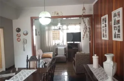 Casa terrea com 240m2, 03 quartos 01 suíte, sala 04 ambientes, coz, piscina, 03 vagas.