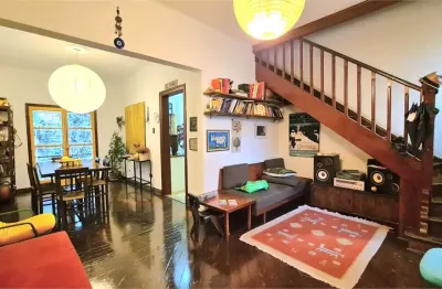 Casa com 2 dormitórios, sótão, apartamento no subsolo com quintal no coração do bixiga.