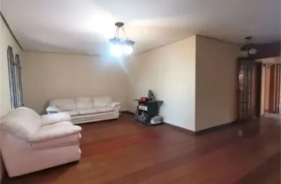 Casa com amplo quintal, amplo salão, lavanderia, churrasqueira, forno a lenha e forno de pizza a venda no morumbi.