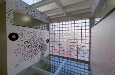 Sobrado com 170m2 sendo 03 suítes, 04 vagas - nunca habitado