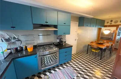 Apartamento a venda na aclimação de 227m², 4 suítes e 4 vagas, seminovo.
