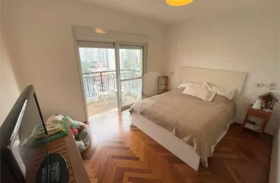 Apartamento a venda na aclimação de 227m², 4 suítes e 4 vagas, seminovo.