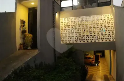 Casa a venda na pompéia. linda casa reformada com 480m2 de área construída, amplo living, 5 quartos, além de garagem para 12 carros. e lazer para sua família. vale a pena conhecer!