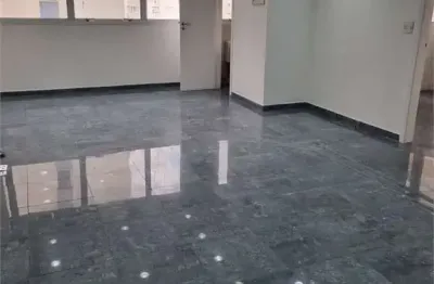 Sala comercial recém reformada a 700 metros da estação no paraíso