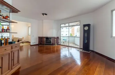 Ótimo apartamento em moema pássaros, 1 por andar, fora da rota dos aviões, tem 244 m² de área útil, 4 quartos 2 suítes 3 vagas.