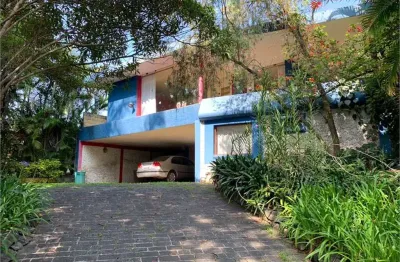 Casa no morumbi em amplo terreno próxima ao colégio porto seguro