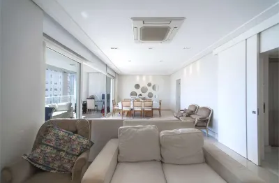 Apartamento com  2  suítes, sala para 3 ambientes com varanda integrada e 3 vagas na garagem no itaim bibi