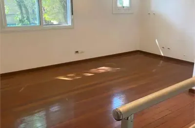 Sobrado a venda com 4 suítes, 2 vagas e 258m² em moema