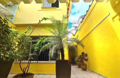 Casa  185m², 2 dormitórios, 3 banheiros, edícula completa, terraço com área de serviço, 2 vagas
