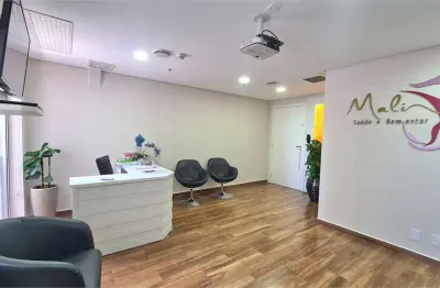 Sala comercial à venda com 68m² 3 banheiros, montada para consultório com 2 vagas