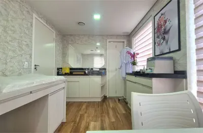 Sala comercial com 68m², 3 banheiros, recepção, 2 consultórios, 2 vagas em frente ao metrô paraíso.