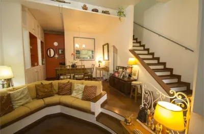 Charmoso sobrado em vila, 3 dorms, 1 vaga, home office com 2 salas , lareira