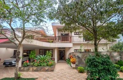 Casa de condomínio  com 440m² com 5 suítes quintal e 4 vagas