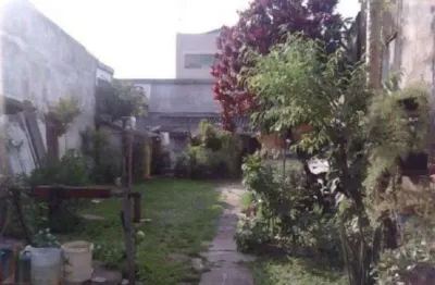 Excelente localização, terreno com casa térrea (para derrubar), próximo ao parque da cidade.