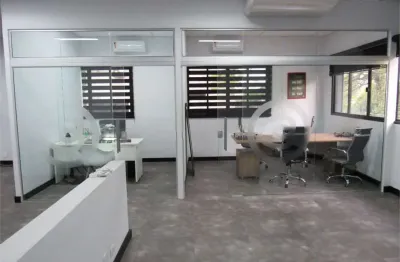 Imóvel com 3 níveis, 14 sls, 11 wcs, 4 vgs e salão  junto a praça frente hipica zona szu2