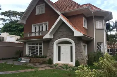 Casa maravilhosa, estilo normando, construção antiga, porém inteira reformada,