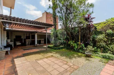 Sobrado à venda  com quintal amplo com segurança 24h - agende uma visita!!