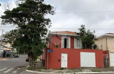 Excelente imóvel de esquina, com 4 dormitórios, 1 suíte, churrasqueira, vaga para 3 carros.