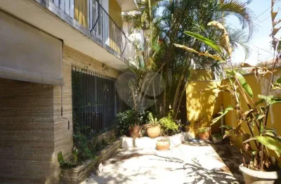 Excelente imóvel de esquina, com 4 dormitórios, 1 suíte, churrasqueira, vaga para 3 carros.