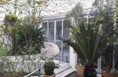 Ótima casa comercial c/ 300 m2 e 5 vagas p/ auto , no melhor ponto de pinheiros ao lado do metrô