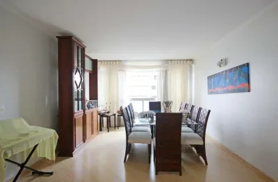 Elegância é o tema para este belíssimo apto. distribuídos em 180m2