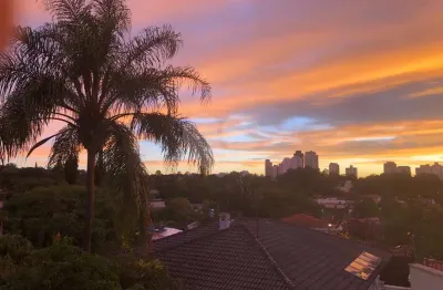 Casa a venda no Alto da Boa Vista com 738m de terreno, mais de 480m de área construída. Oportunidade