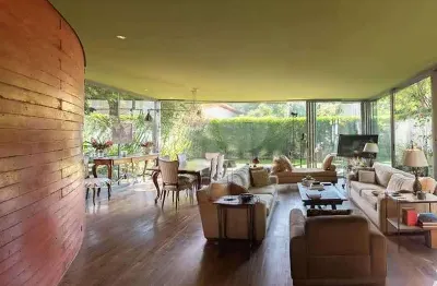 Sobrado a venda! uma linda obra do arquiteto urbanista e artista plástico!