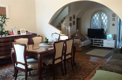 Casa espaçosa para reforma à venda – 318 m² de construção na região da pacaembu!