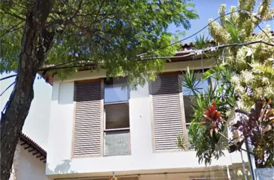 Sobrado espaçoso com 4 dormitórios e ótima localização