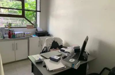 Comercial para locação no Itaim. Pé na calçada. Casa de 2 andares, pode alugar separadamente.