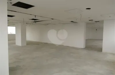 Andar alto, compostos por 8 conjuntos cada andar, totalizando 324m² e 11 vagas de garagem por andar.