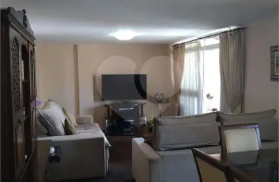 Apartamento duplex, espaçoso, ensolarado. ideal para uma bela modernização.