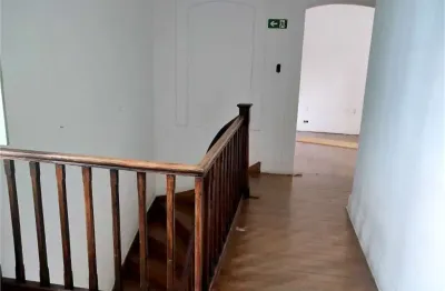 Prédio comercial na bela vista, 160 m² de terreno e 82 de construção, 3 banheiros.