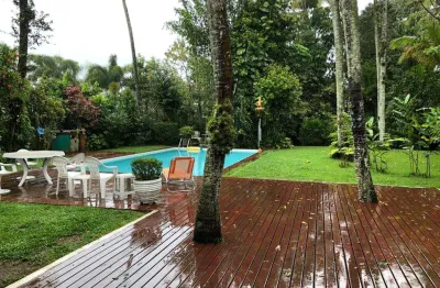 Linda casa com 4 suítes, 5 vagas, piscina ao lado da praia de pernambuco!
