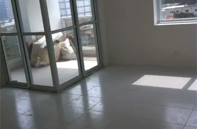 Sala comercial a um passo da faria lima em pinheiros. 2 vagas de garagem. edifício novo.