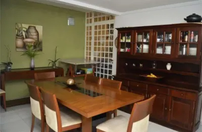 Sobrado com 200m2 sendo 03 suites, cozinha planejada, sala ampla, lavabo, edícula 02 vgs