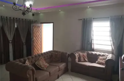 Sobrado com 176m2 sendo 02 suites, 01 dorm, sala ampla com lavabo, cozinha plan c despensa