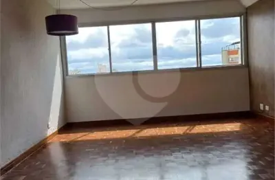 More em um bairro charmoso e ter o privilégio de caminhar 7 minutos a pé até o metrô vila madalena!! imóvel amplo à venda com 3 quartos, sendo 1 suíte, e 3 banheiros. para investidor.