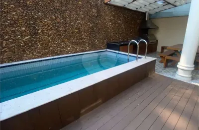 Casa em condominio com 289 m2, 3 suítes, piscina e 4 vagas, a venda em moema