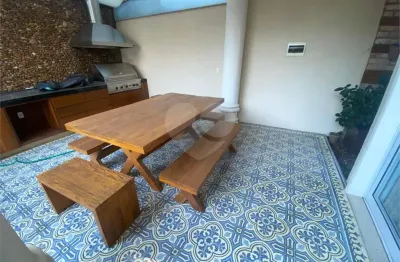 Casa em condominio com 289 m2, 3 suítes, piscina e 4 vagas, a venda em moema