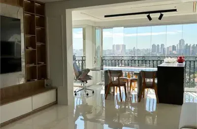 Apartamento com varanda gourmet, andar alto, reformado e mobiliado - 2 quartos sendo 1 suite
