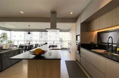Apartamento com 158m², varanda gourmet em um dos melhores condomínios de moema