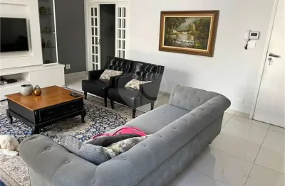 Sobrado com 4 dormitórios. 1 suíte, 2 vagas, edícula, churrasqueira com vista linda.