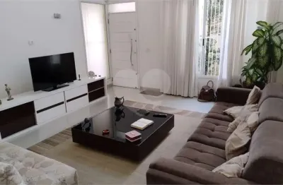 Linda casa com 3 dormitórios, 1 suíte, churrasqueira e jardim, vaga para 4 carros. ótima localização