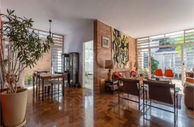 Casa térrea pacaembu 360m2 de terreno e belo jardim !