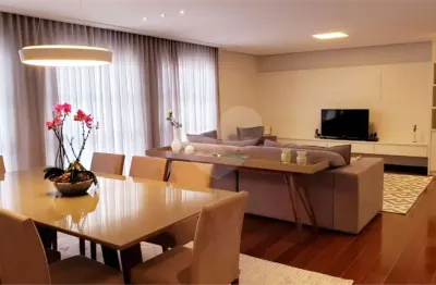Neo clássico apartamento reformado com 4 quartos e 2 vagas